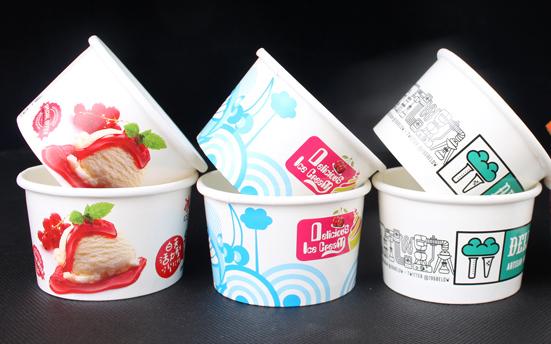 Gelatoの店のためのスプーンが付いているアイス クリームのGelatoの使い捨て可能な紙コップ