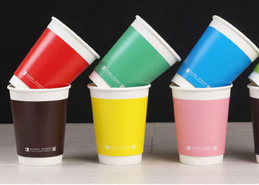中国 コーヒー/茶/ミルク、コーヒー テイクアウェイのコップのための決め付けられたペーパー使い捨て可能なコップ 工場